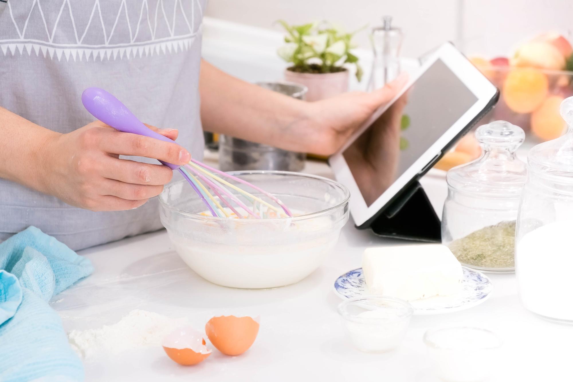 Lezione di pasticceria online con studente che impasta